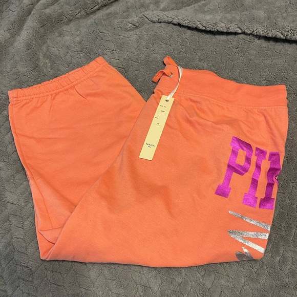 Nana Wear Orange Capri Joggers. NWT
Size 3X
HIP TO HIP 20
TOP TO BOTTOM 30 - Picture 3 of 4